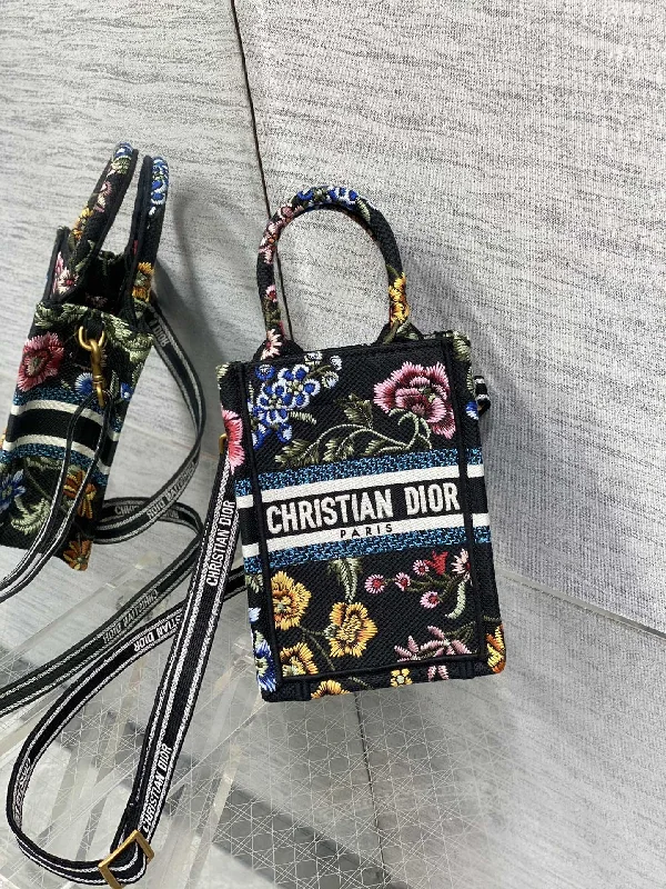 Fashion - forward Christian Dior tote bags for the modern womanChristian Dior - Luxury Bags  161